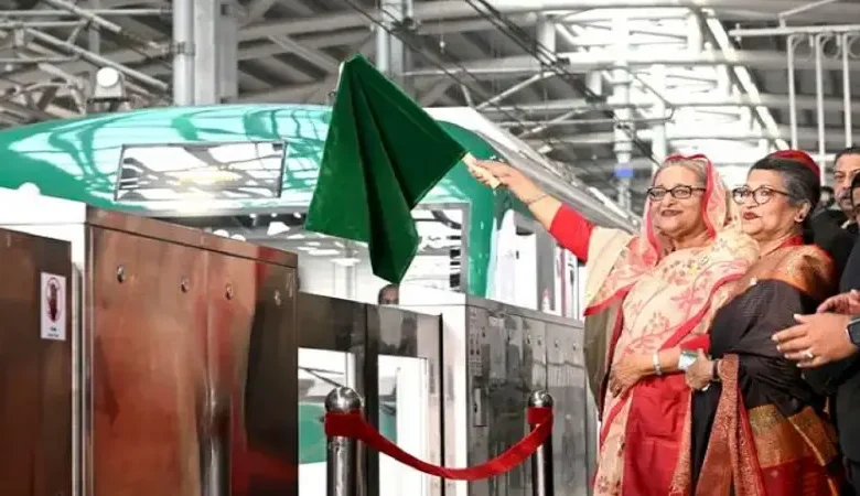 Photo of बांग्लादेश की प्रधानमंत्री शेख हसीना ने को ढाका में पहली मेट्रो रेल का उद्घाटन किया..