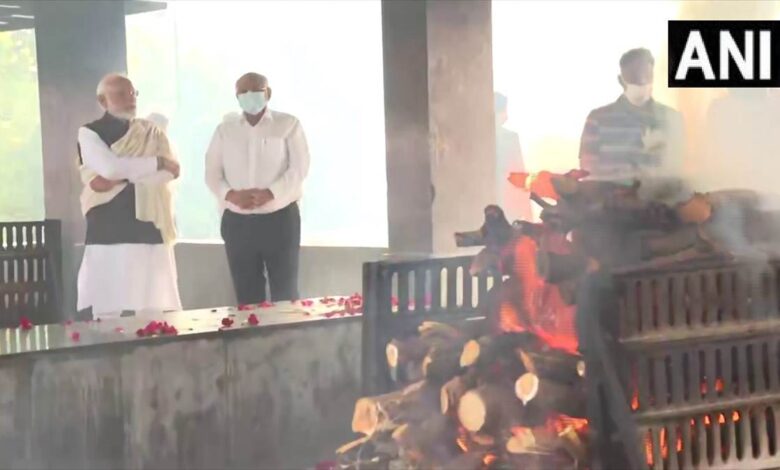 Photo of पीएम मोदी अहमदाबाद पहुंचे और अपनी स्वर्गीय मां को अंतिम नमन करते हुए श्रद्धांजलि अर्पित की..