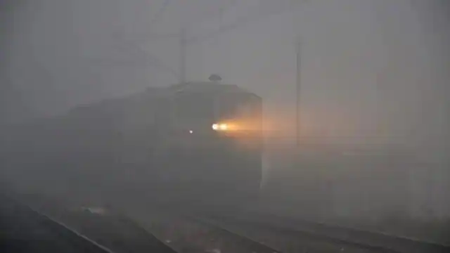 Photo of रेलवे पर पड़ा कोहरे का असर, आज कैंसल हुई 273 ट्रेनें