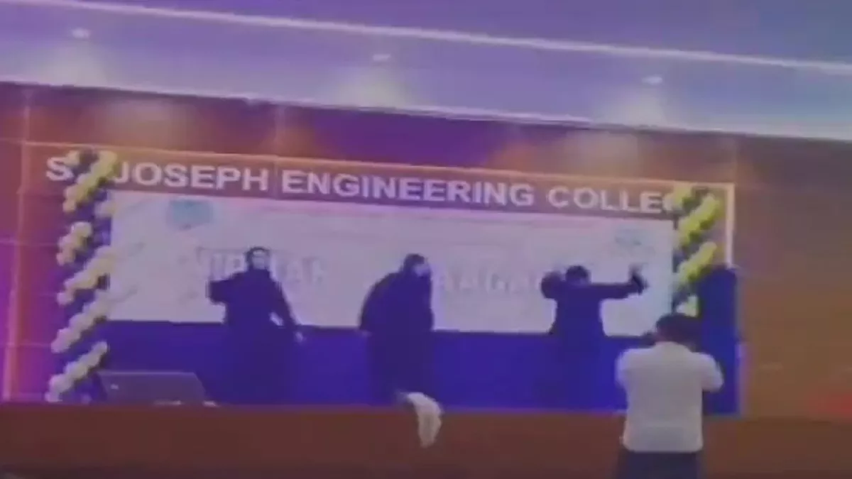 Photo of कर्नाटक: बॉलीवुड गाने पर बुर्का पहनकर डांस करना छात्रों को पड़ा महंगा, पढ़े पूरी खबर