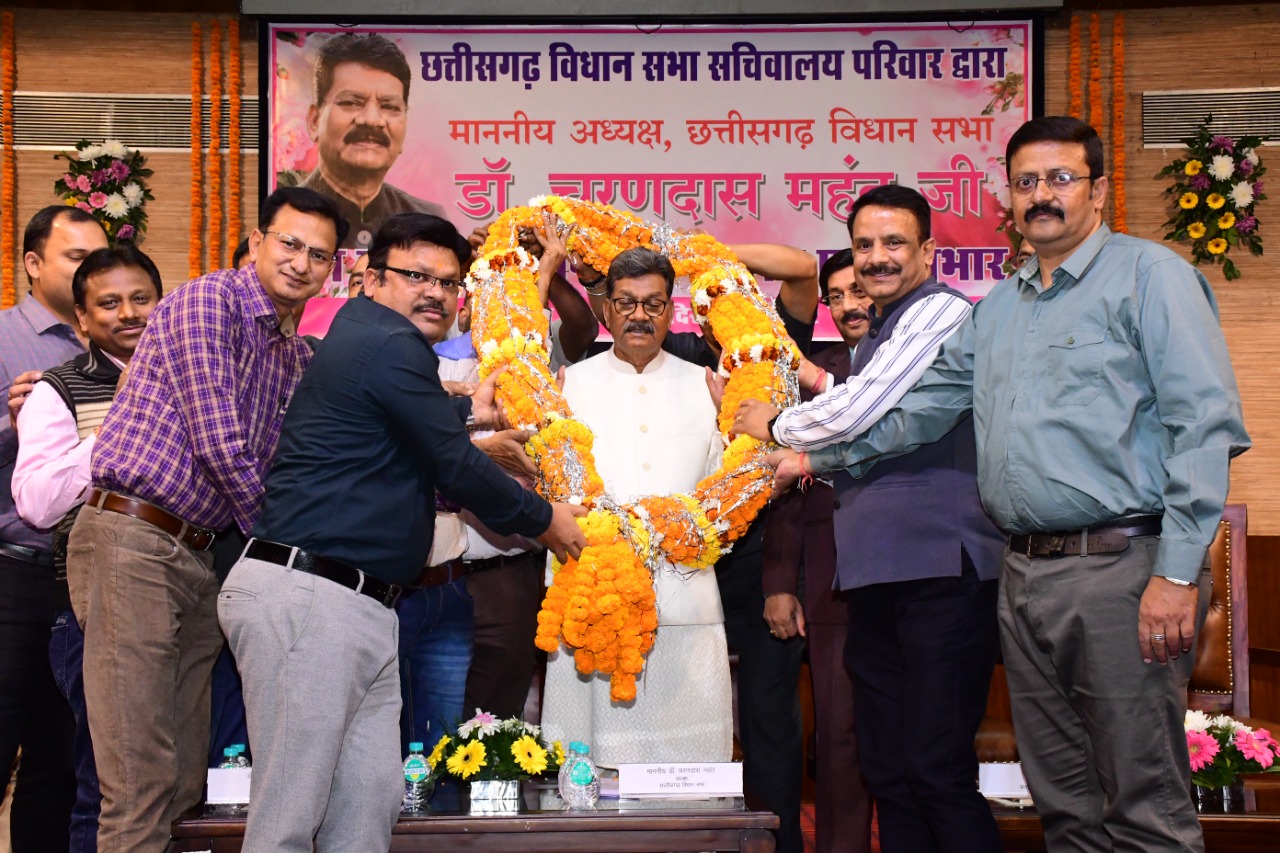 Photo of महन्त का विधानसभा सचिवालय के अधिकारियों एवं कर्मचारियों ने किया अभिनंदन