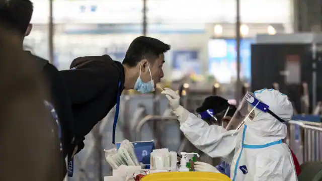 Photo of चीन के शहरों में जनता को मुफ्त बुखार-रोधी दवाओं का वितरण शुरू, दवा कंपनियां कर रही ओवर-टाइम..