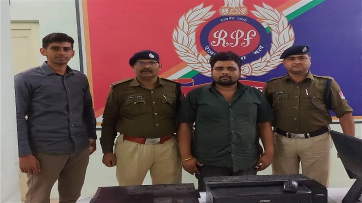Photo of आरपीएफ की टीम ने अवैध ई-टिकट बनाने की पुष्टि होने पर संचालक को किया गिरफ्तार..