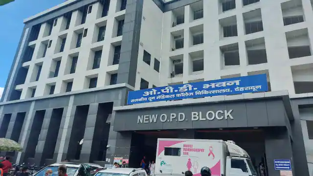 Photo of देहरादून: सरकारी अस्पतालों में डॉक्टरों की लापरवाही आई सामने, OPD पर्चे पर बिना नाम-मुहर के लिख रहे दवा..