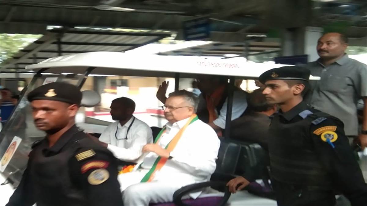 Photo of  छत्तीसगढ़: वंदे भारत ट्रेन एक्सप्रेस का स्वागत करने पहुंचे पूर्व CM डाक्टर रमन सिंह..