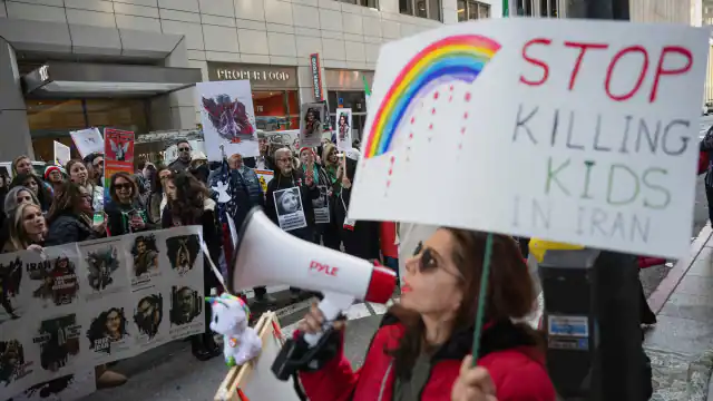 Photo of ईरान: सरकार के खिलाफ प्रदर्शन को रोकने के लिए विश्वविद्यालयों में 1200 छात्रों को दिया खाने में जहर.. 