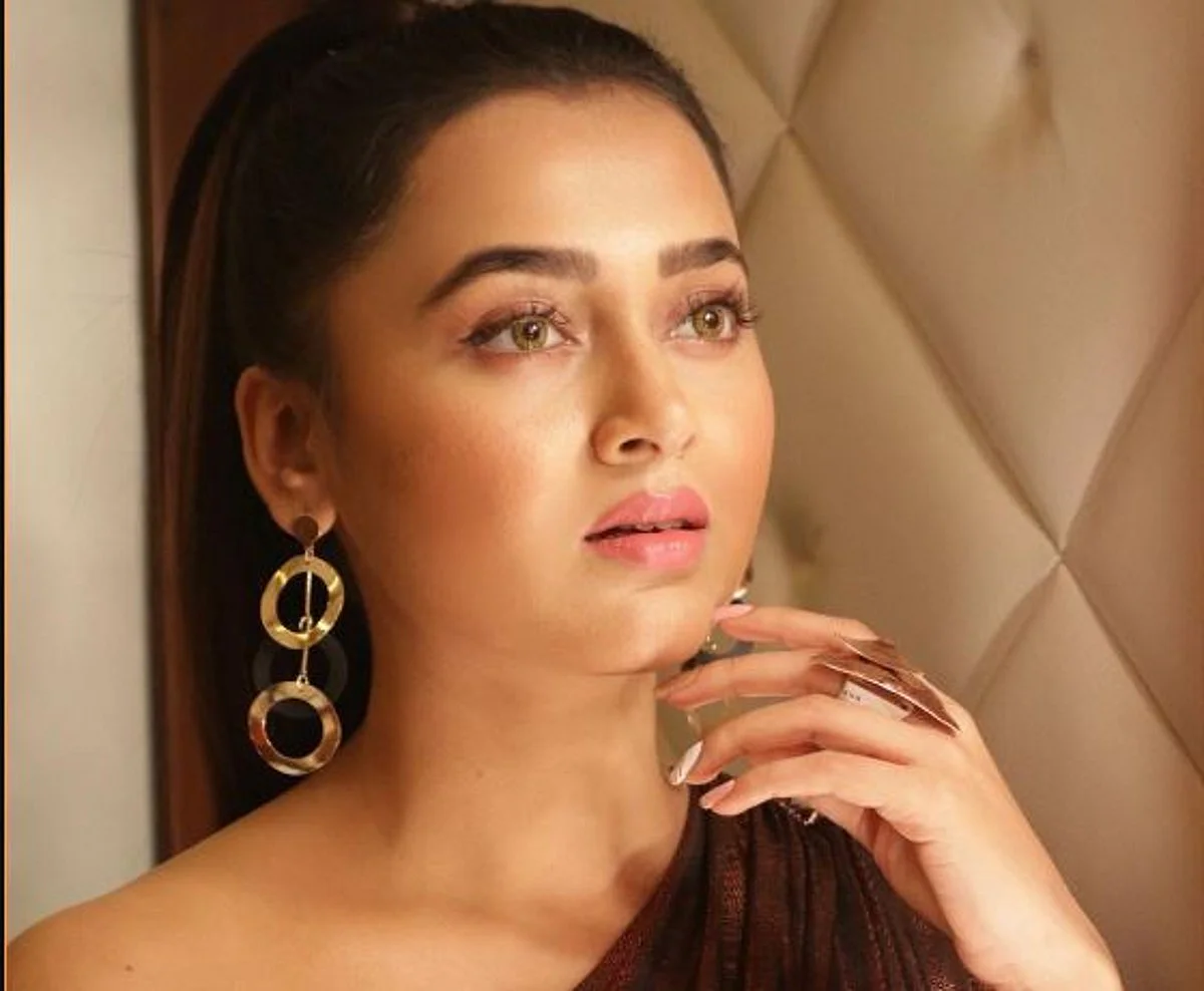 Photo of तेजस्वी प्रकाश के बॉडीगार्ड ने गुस्से में ऑन कैमरा पैपराजी को दे डाली धमकी, पढ़े पूरी खबर