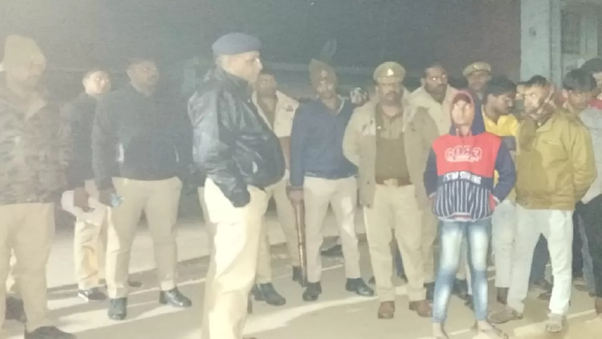 Photo of मछली खाने को लेकर हुए विवाद में अज्ञात असलहाधारी बदमाशों ने होटल पर की ताबड़तोड़ फायरिंग…