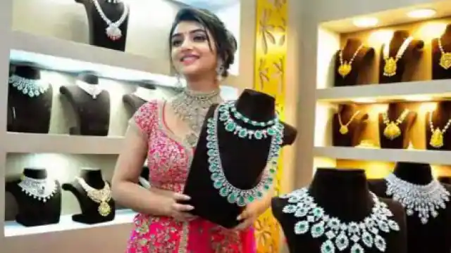 Photo of आसमान छू रहे सोने के भाव, चांदी भी हुई मजबूत, जाने क्या है आज के रेट