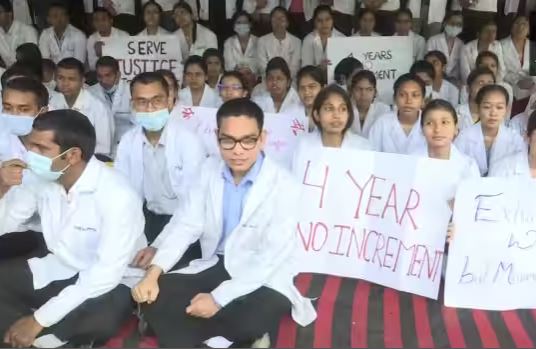 Photo of मानदेय बढ़ोत्तरी की मांग को लेकर जूनियर डॉक्टर्स हड़ताल जारी, OPD और इमरजेंसी में इलाज हुए ठप्प.. 