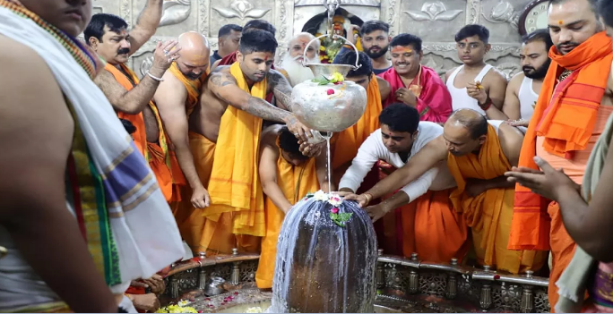 Photo of आज बाबा महाकाल के दर्शन करने पहुंचे भारतीय क्रिकेट टीम ये खिलाड़ी, पढ़े पूरी खबर