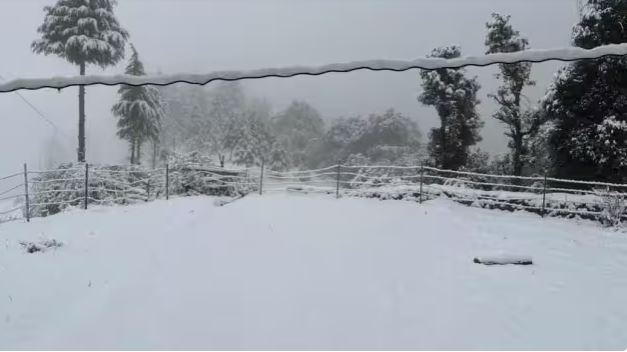 Photo of उत्तराखंड में एक बार फिर मौसम ने ली करवट, मुनस्यारी-चकराता सहित इन क्षेत्रों में हुई बर्फबारी..