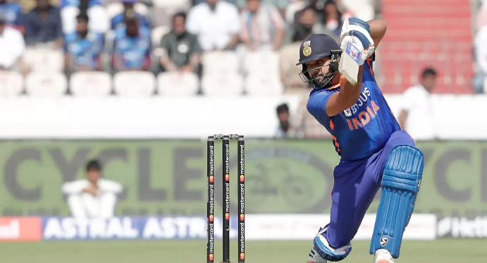 Photo of पूर्व ऑलराउंडर ने बताया-दूसरे वनडे में रोहित शर्मा से हुई केवल एक गलती..