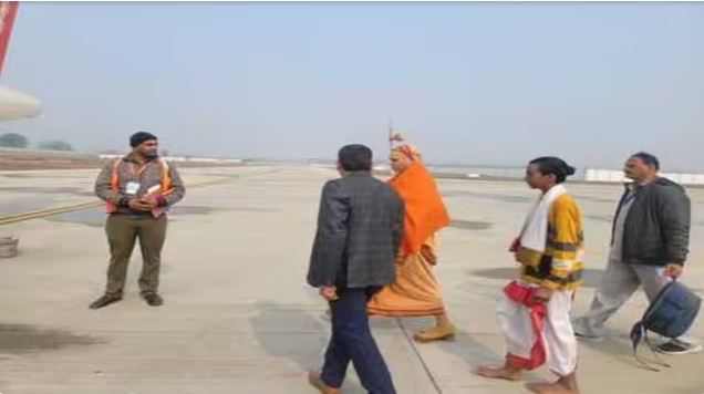 Photo of अविमुक्तेश्वरानन्द सरस्वती ने मौनी अमावस्या स्नान से पहले शंकराचार्य की गद्दी को किया प्रणाम