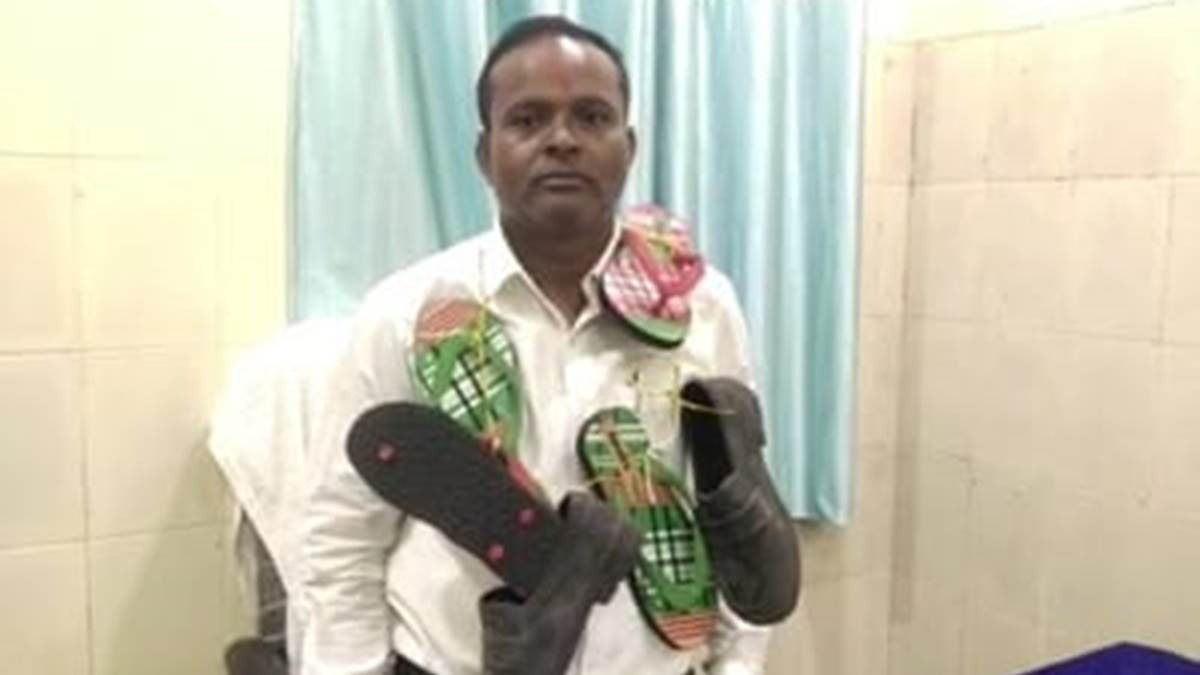 Photo of सूरजपुर जनपद पंचायत अध्यक्ष ने उपेक्षा से नाराज होकर अपने कार्यालय में पहन ली जूते की माला….