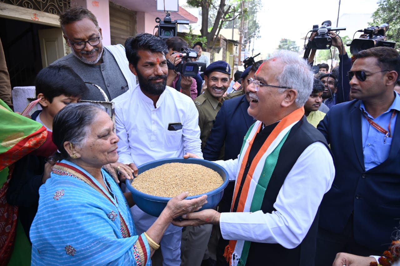 Photo of छेरछेरा पर भूपेश ने गली-गली घूमकर मांगा दान