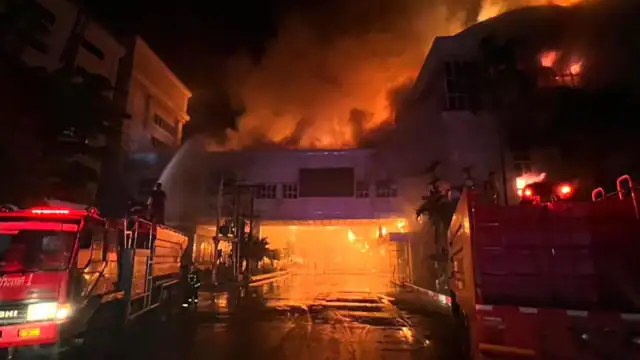 Photo of  रायपुर के बाजार में आग लगने से तीन दुकानें और एक गोदाम जलकर हुए राख, मामले की जांच में जुटी पुलिस