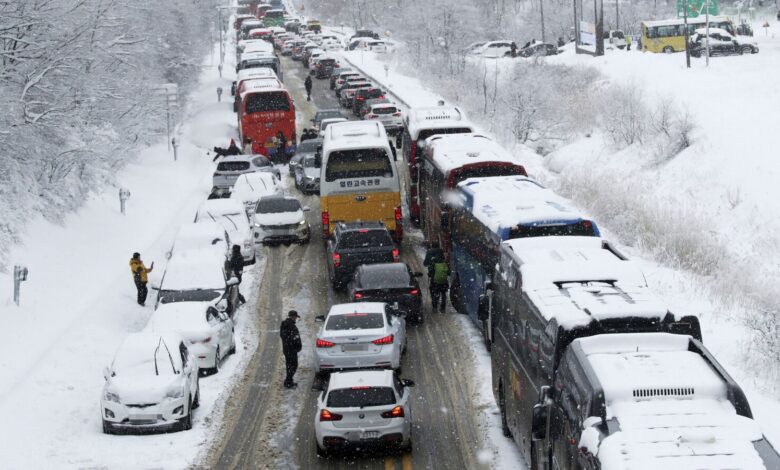 Photo of बर्फीले सड़क पर 50 वाहन आपस में टकरा ये , इसमें एक व्यक्ति की मौत और दर्जनों लोग हुए घायल..