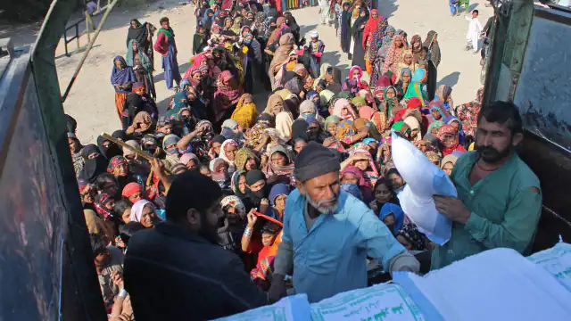 Photo of पाकिस्तान में बिगड़े हालात, जनता जान की परवाह किए बगैर जुटा रही राशन