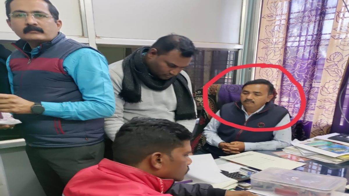 Photo of 15 हजार की रिश्वत लेते रंगेहाथ पकड़े गए नगर परिषद के उपयंत्री..