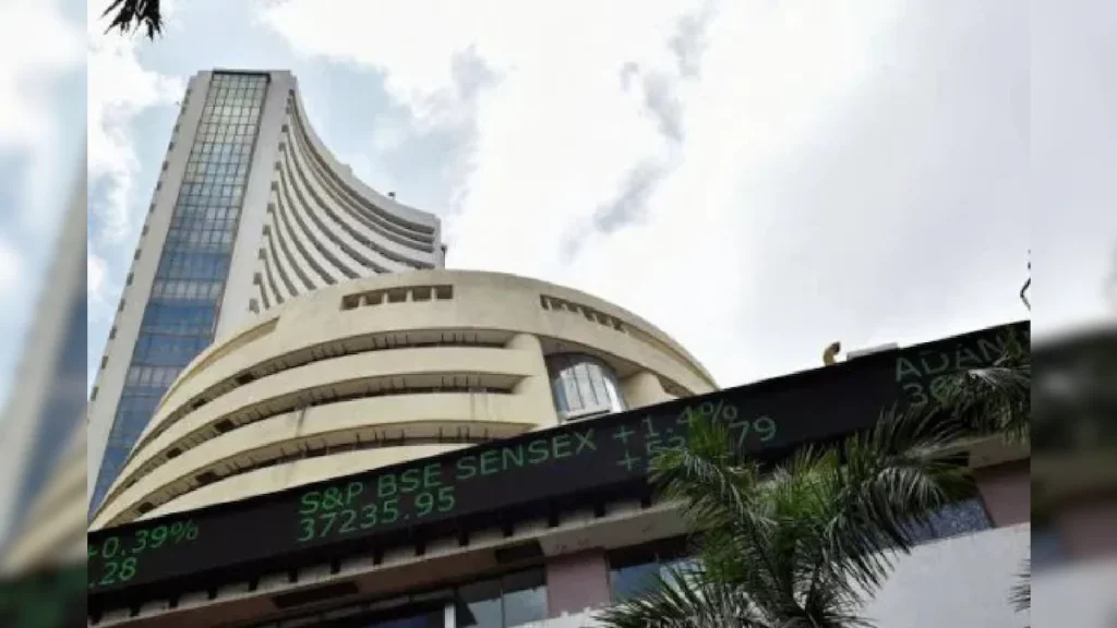 Photo of 926 अंकों की बंपर तेजी के साथ सेंसेक्स ने लगाई छलांग, शेयर बाजार में लौटी रौनक..