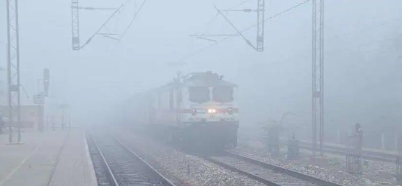 Photo of कोहरे चलते रेलवे ने अलग-अलग जोन की कई ट्रेनों को किया रद्द, चेक करे लिस्ट