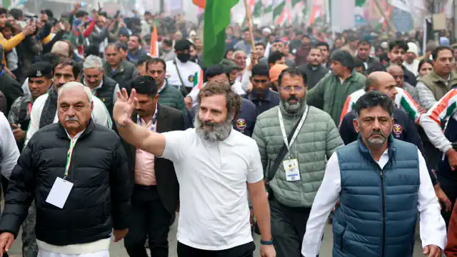 Photo of कांग्रेस समर्थकों में है गजब का उत्साह, कड़ाके की ठंड के बीच कपड़े उतारकर करने लगे डांस