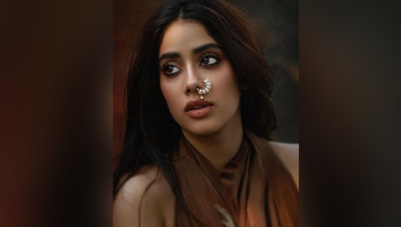 Photo of अपने स्टाइलिश लुक्स और ग्लैमरस अंदाज से लोगों को घायल करने निकली एक्ट्रेस जाह्नवी कपूर..