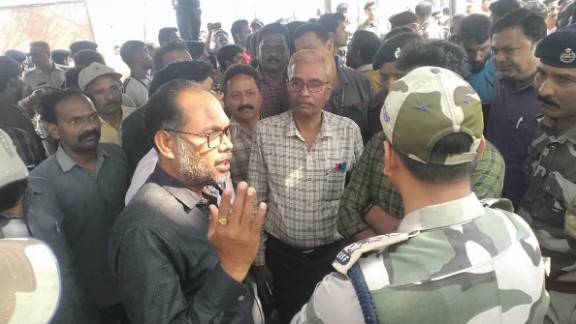 Photo of चेक पोस्ट पर तैनात सीआईएसएफ के जवान ने की रेलवे कर्मचारी के साथ बदसलूकी…