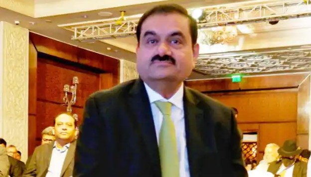 Photo of हिंडनबर्ग की रिपोर्ट के बाद अडानी ग्रुप के शेयरों का लुढ़कना जारी, पढ़े पूरी खबर