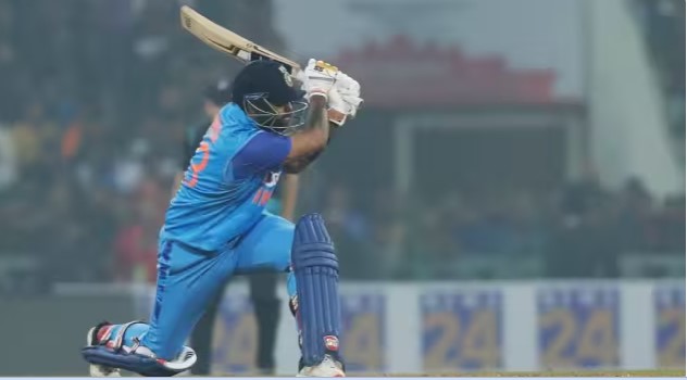 Photo of भारतीय टीम मैनेजमेंट के कहने पर लखनऊ के क्यूरेटर ने  तीन दिन में तैयार की थी ये नई पिच