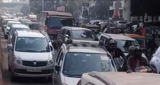 Photo of विधानपरिषद चुनाव के लिए नामांकन के दौरान भाजयुमो की दौड़ कार्यक्रम के चलते भीषण जाम