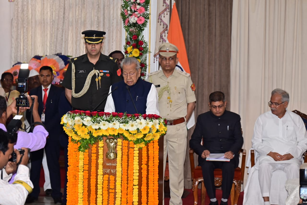 Photo of हरिचंदन ने छत्तीसगढ़ के राज्यपाल पद की ली शपथ
