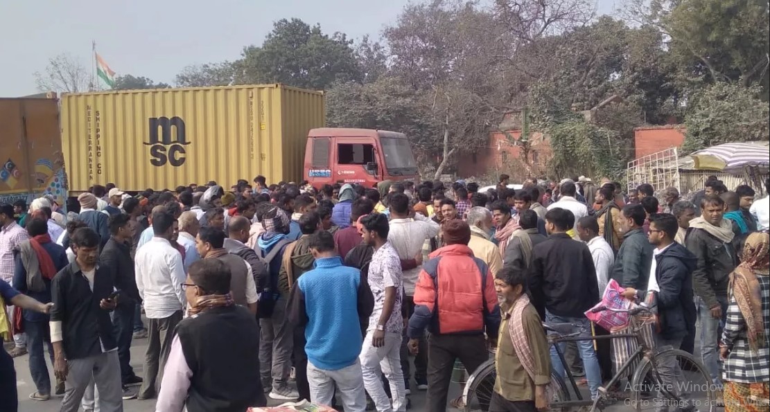 Photo of बदमाशों ने नीमा  पंचायत के मुखिया की गोली मारकर हत्या कर दी,आरोपियों की गिरफ्तारी की मांग..