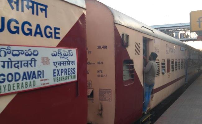 Photo of बीबीनगर में टल गया एक बड़ा खतरा, पटरी से उतरी गोदावरी एक्सप्रेस…