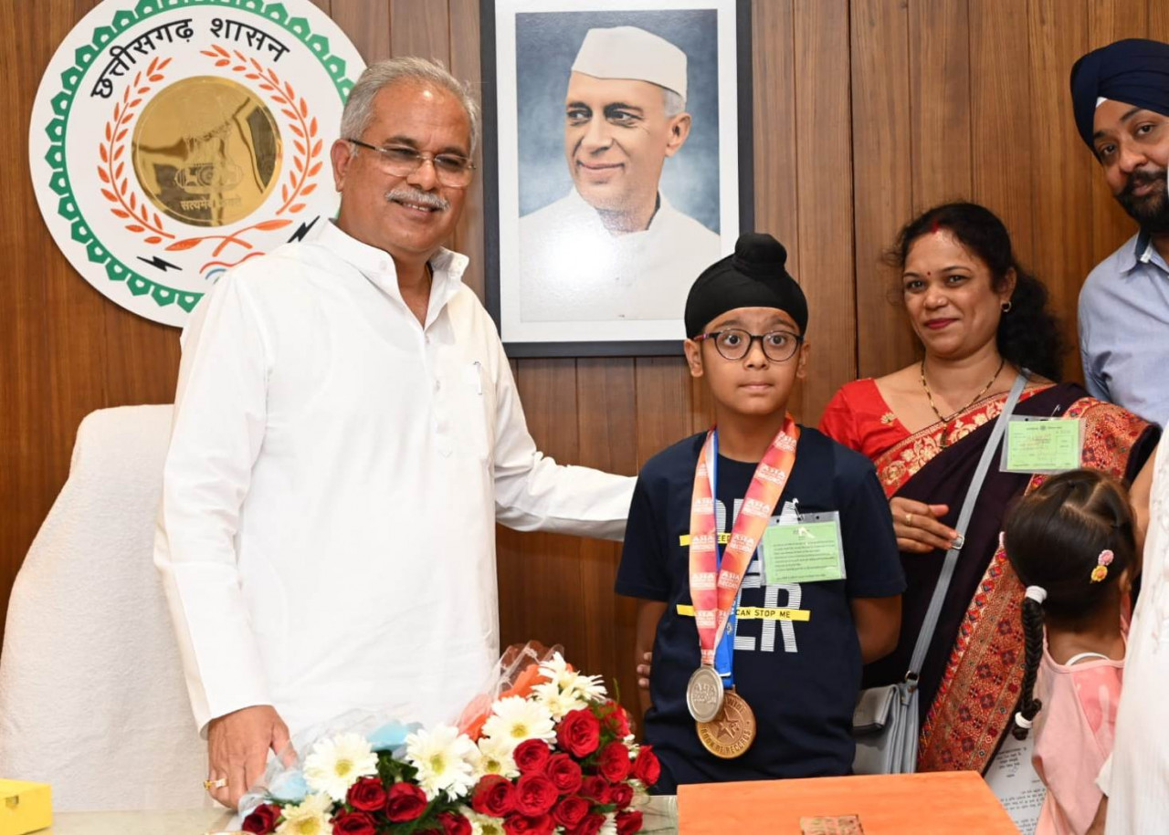 Photo of भूपेश से वर्ल्ड वाइड बुक ऑफ रिकॉर्ड्स होल्डर मास्टर जसराज ने की मुलाकात