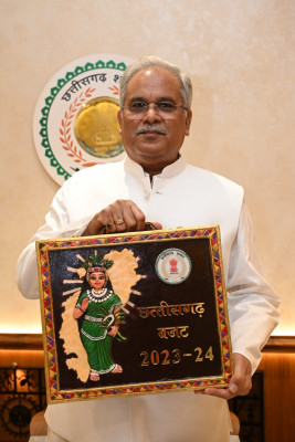 Photo of छत्तीसगढ़ी संस्कृति के रंग से रंगे ब्रीफकेस से निकला भरोसे का बजट