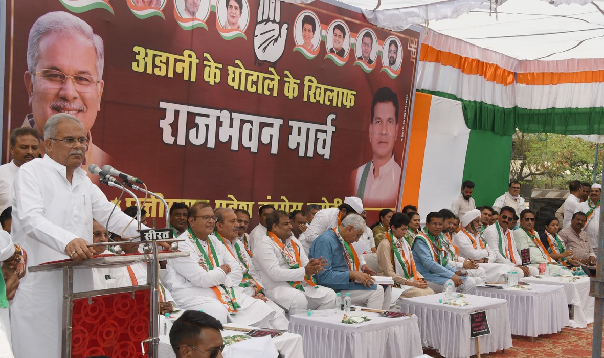 Photo of कांग्रेस ने मोदी सरकार की अडानी परस्त नीति के विरोध में किया राजभवन मार्च