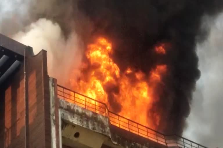 Photo of कानपुर की बासमंडी में स्‍थ‍ित रेडीमेट कापड़ा मार्केट जलकर हुई राख, 600 से अध‍िक दुकाने जली