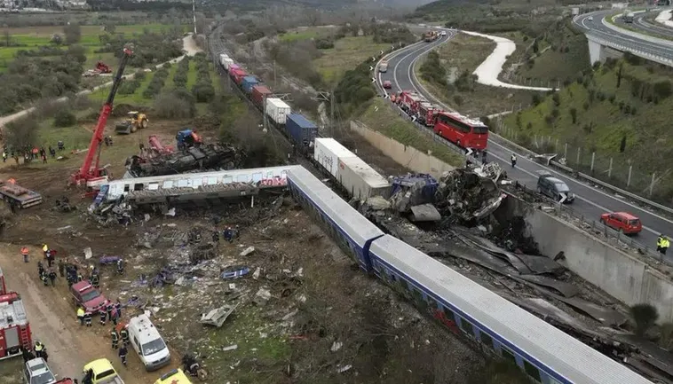 Photo of ग्रीस में यात्री ट्रेन और मालगाड़ी की टक्कर से हुआ हदसा, हादसे में 38 की मौत