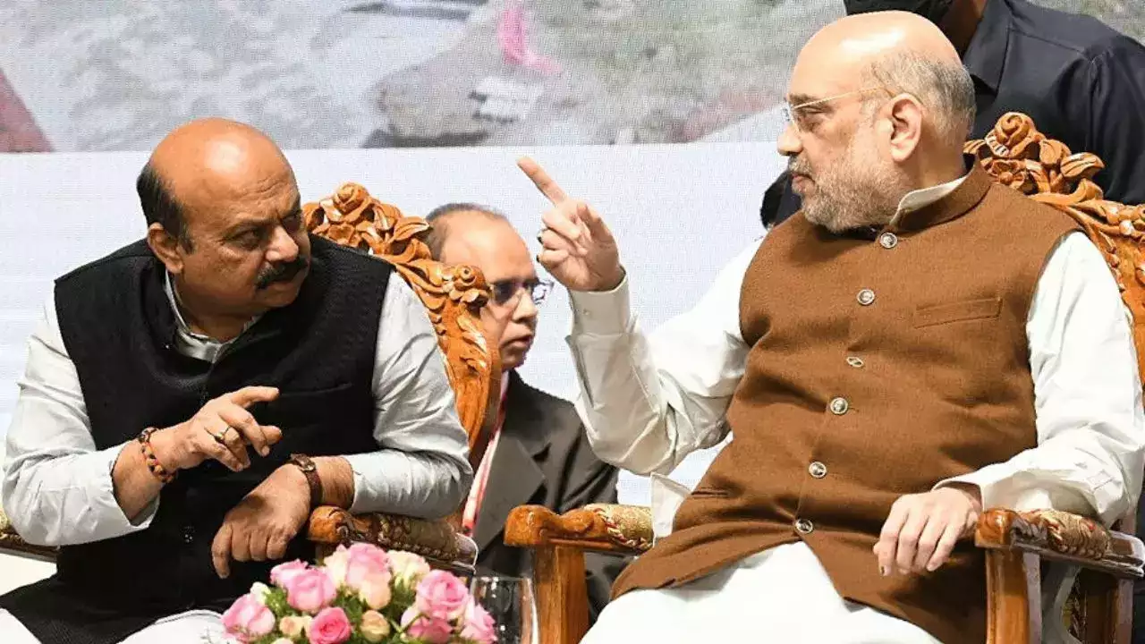 Photo of कर्नाटक पहुंचे केंद्रीय गृह मंत्री अमित शाह, कर्नाटक के पूर्व मुख्यमंत्री येदियुरप्पा से की मुलाकात..