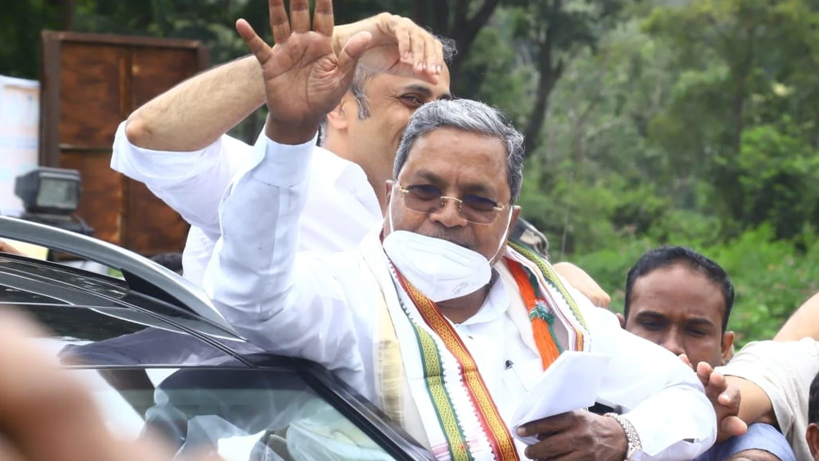 Photo of कर्नाटक में कांग्रेस कार्यकर्ताओं ने इस वजह से पार्टी के अध्यक्ष पर किया अंडे से हमला…