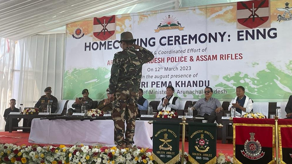 Photo of अरुणाचल प्रदेश के मुख्यमंत्री पेमा खांडू के सामने 15 उग्रवादियों ने किया आत्मसमर्पण… 