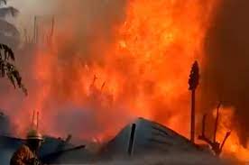 Photo of कोलकाता के सॉल्टलेक इलाके में हुई हादसा, 50 झुग्गियां जलकर हुई खाक