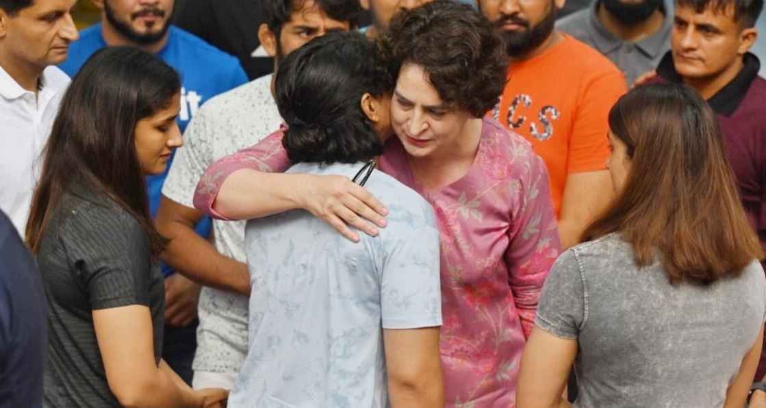 Photo of बृजभूषण शरण पर कार्रवाई की मांग पर अड़े पहलवानों को मिला कांग्रेस नेता प्रियंका गांधी का साथ…