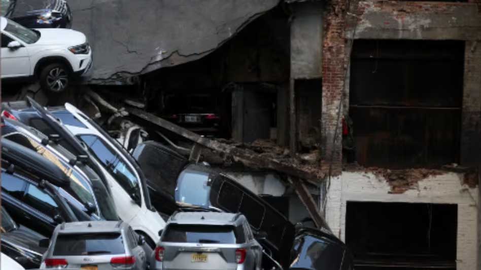 Photo of न्यूयॉर्क शहर के लोअर मैनहट्टन में एक पार्किंग गैरेज गिरने से कई लोग हुए घायल…