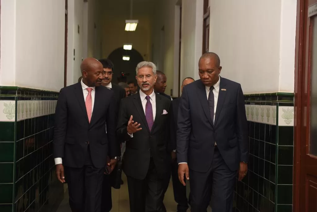 Photo of विदेश मंत्री एस जयशंकर मोजाम्बिक में मेड इन इंडिया ट्रेन में किया सफर…