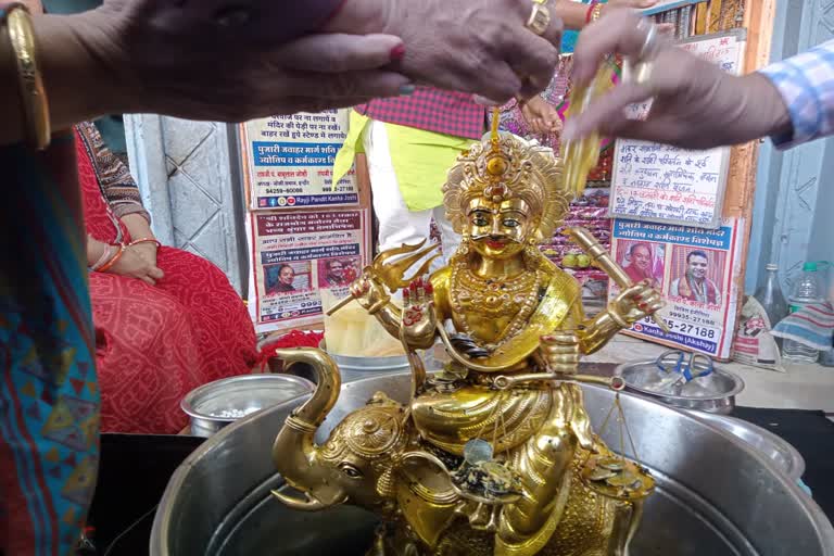 Photo of अब से 38 दिन बाद एक ऐसा मौका आ रहा है, जब शनि की साढ़ेसाती से पीड़ित जातक विभिन्न उपाय कर शनिदेव को प्रसन्न कर सकते हैं