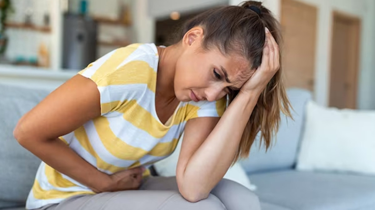 Photo of क्या आपको भी पीरियड्स में बुखार, सिर दर्द जैसे लक्षण महसूस होते हैं? जानें इसका उपाय-