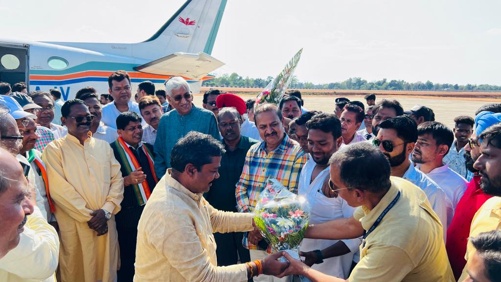 Photo of मां महामाया एयरपोर्ट अम्बिकापुर पर हुई विमान की ट्रायल लैंडिंग